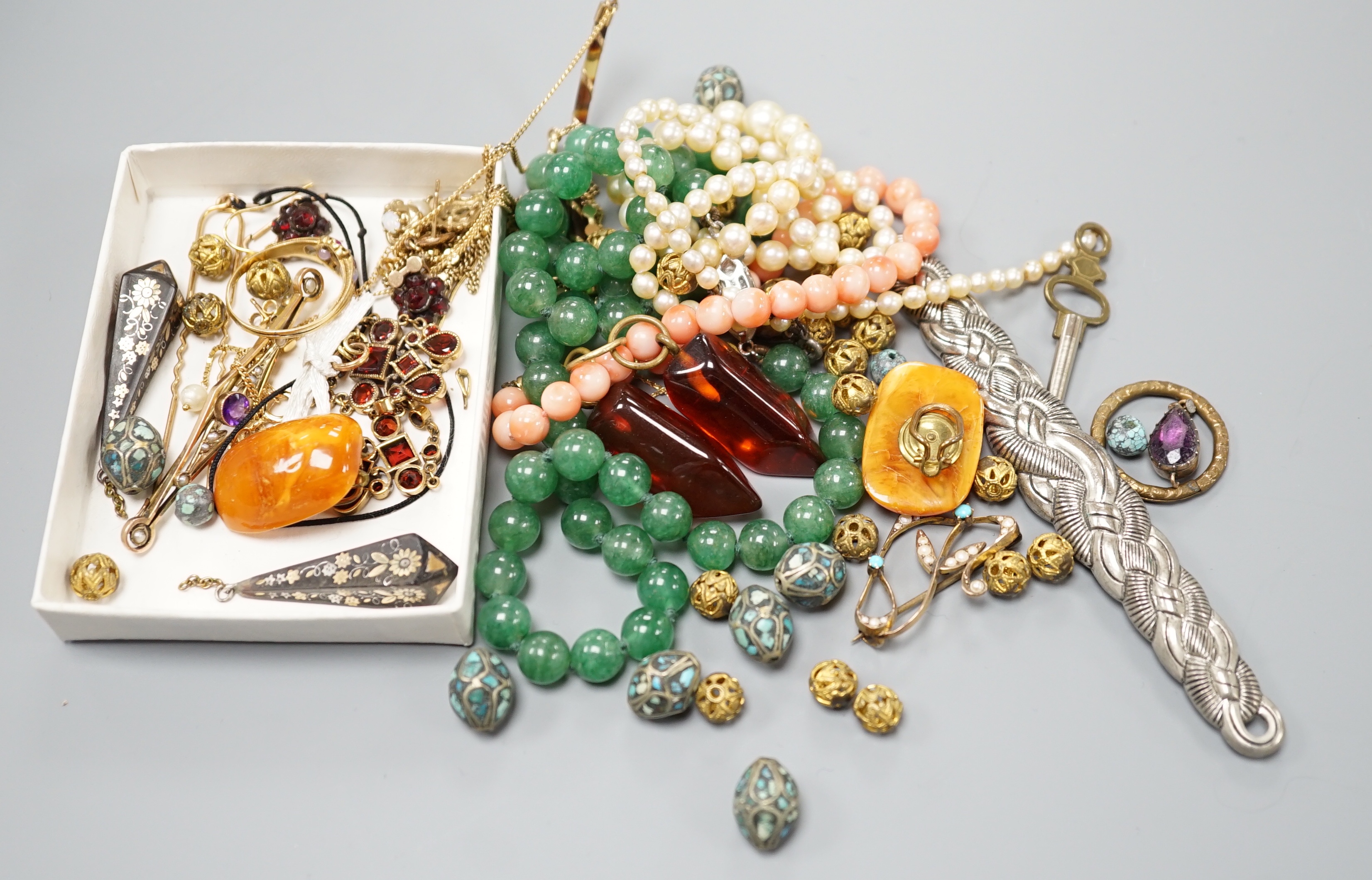 A group of assorted Victorian and later jewellery, including a gold and gem set ring, a pair of gilt metal drop earrings, a pair of tortoiseshell and pique drop earrings, a yellow metal and gem set bar brooch, an Italian